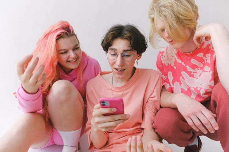 Оплата Suno AI из России в 2025 году для использования в TikTok на телефоне